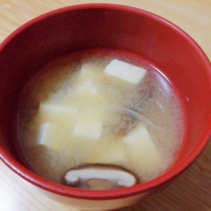 豆腐と玉ねぎと椎茸の味噌汁